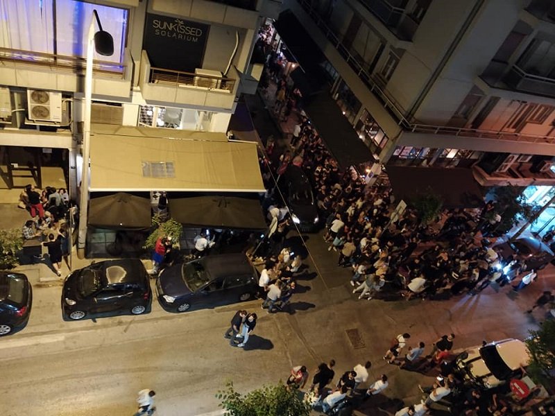 Κόσμος έξω από μπαρ στην Θεσσαλονίκη