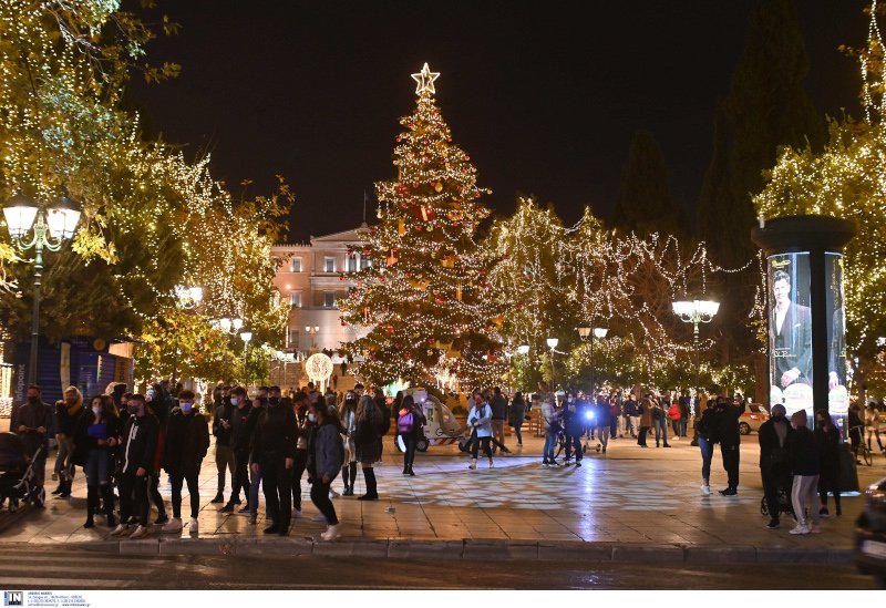 Kόσμος στη στολισμένη πλατεία Συντάγματος