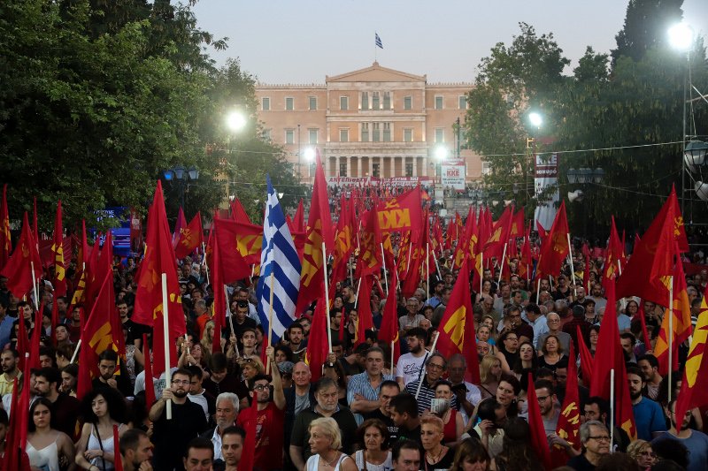 Οι πολίτες στην πλατεία Συντάγματος / Φωτογραφία: EUROKINISSI
