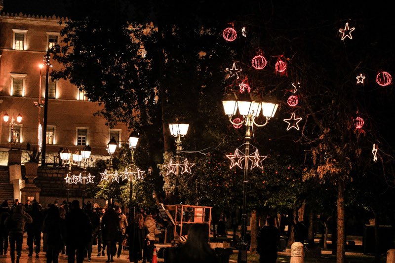 Αστέρια και μπάλες στολίζουν την πλατεία Συντάγματος