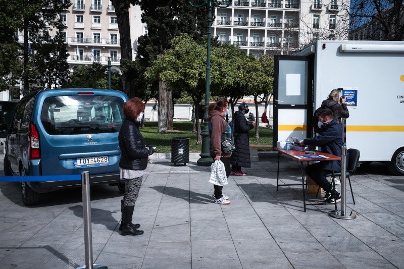 κόσμος περιμένει τη σειρά του