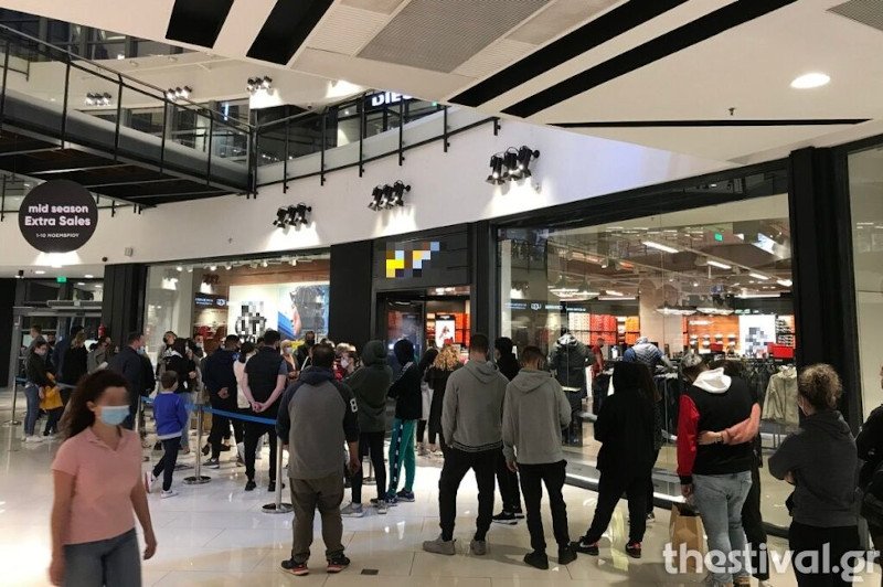 Συνωστισμός έξω από κατάστημα στη Θεσσαλονίκη