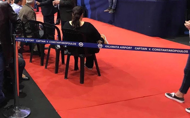 «Kalamata airport Captain V. Constantakopoulos» έγραφαν οι κορδέλες που χώριζαν τον Αλέξη Τσίπρα από το κοινό στην Καλαμάτα
