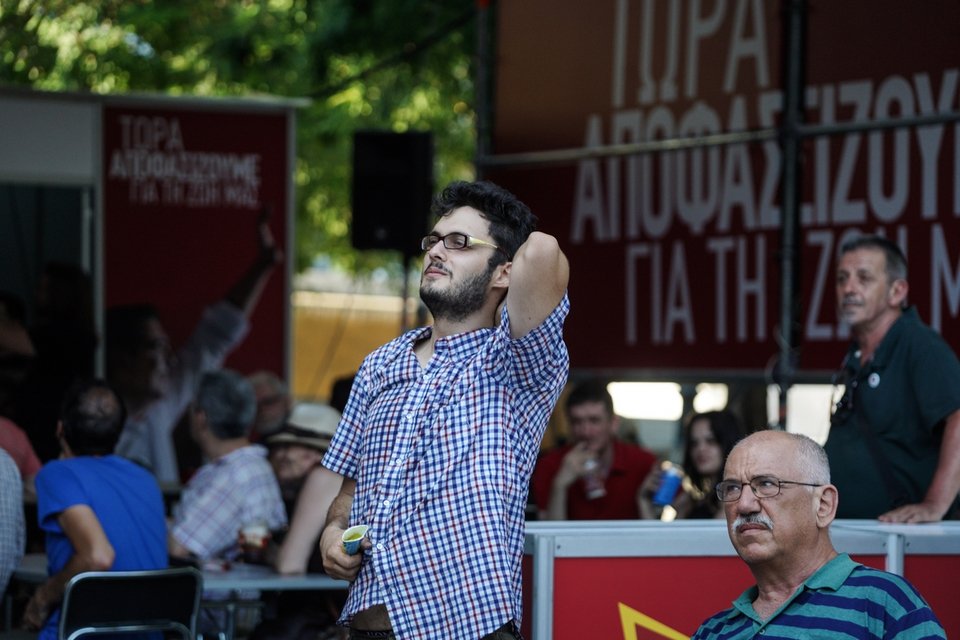 Ψηφοφόρος του ΣΥΡΙΖΑ παρακολουθεί απογοητευμένος τα αποτελέσματα των εκλογών