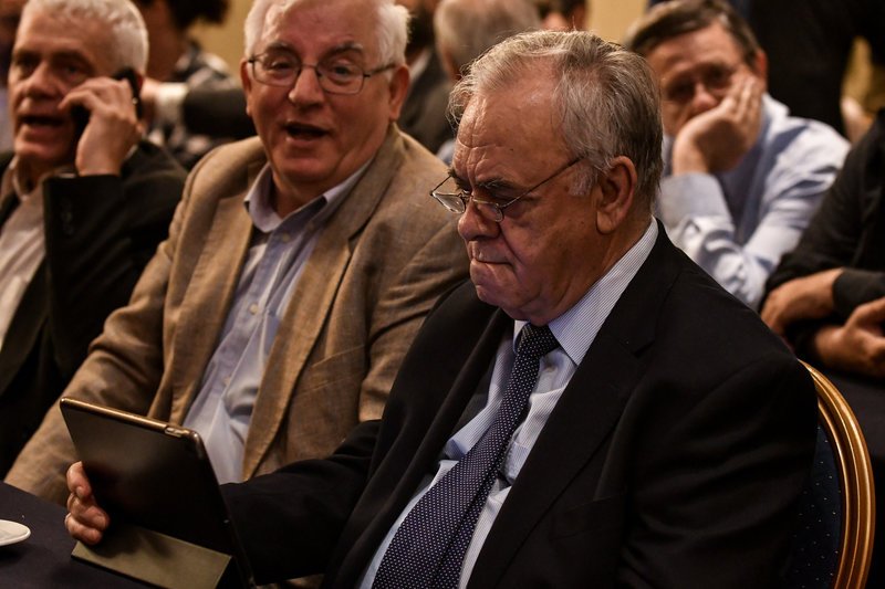 Ο Γιάννης Δραγασάκης αφοσιωμένος στο tablet του