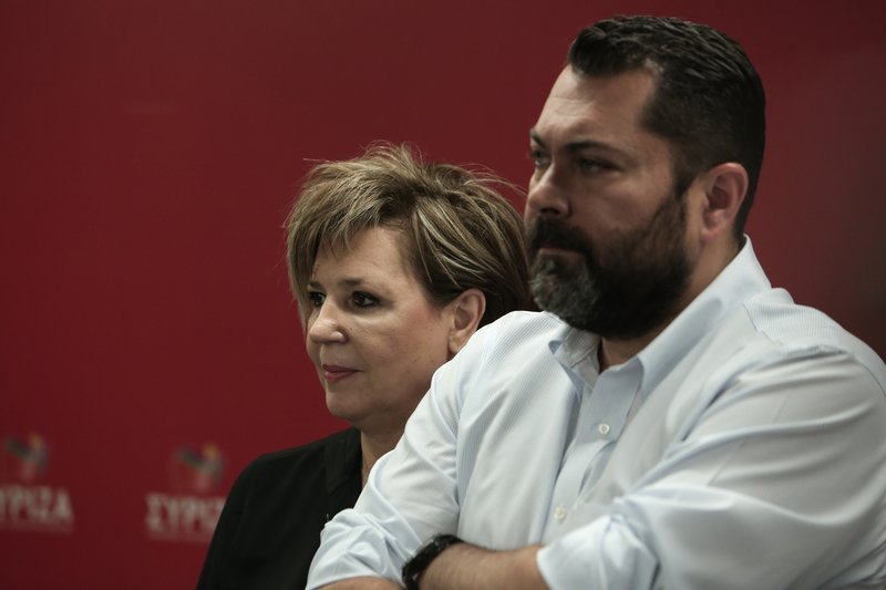 Ολγα Γεροβασίλη και Λευτέρης Κρέτσος παρακολουθούν απογοητευμένοι το διάγγελμα Τσίπρα