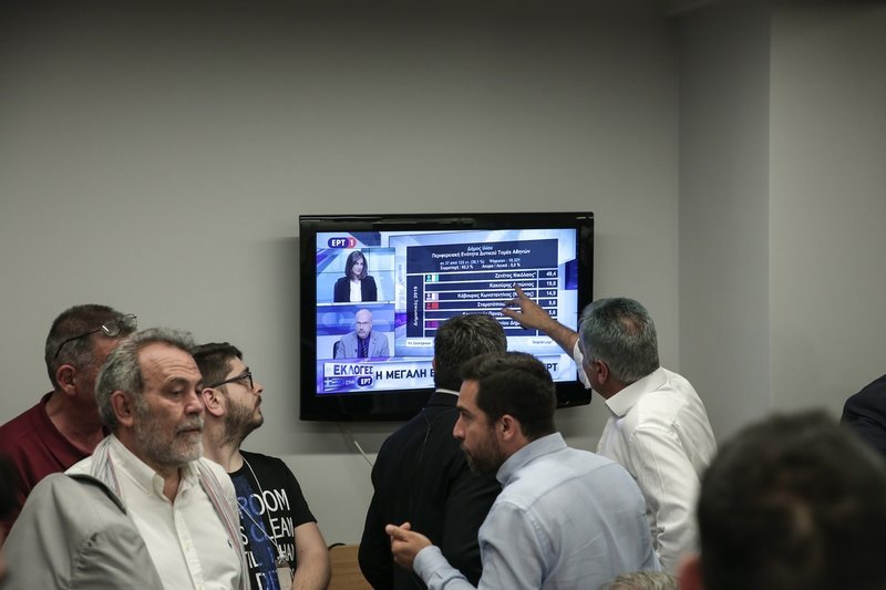 Ο Πάνος Σκουρλέτης κοιτά απογοητευμένος τα αποτελέσματα