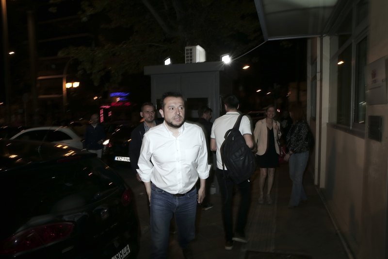 Ο Νίκος Παππάς σπεύδει αγχωμένος στην Κουμουνδούρου