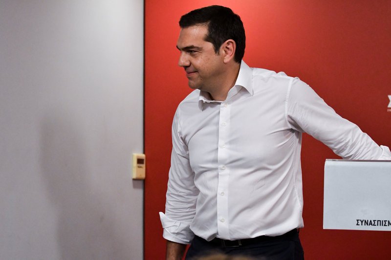Ο Αλέξης Τσίπρας αποχωρεί από το βήμα