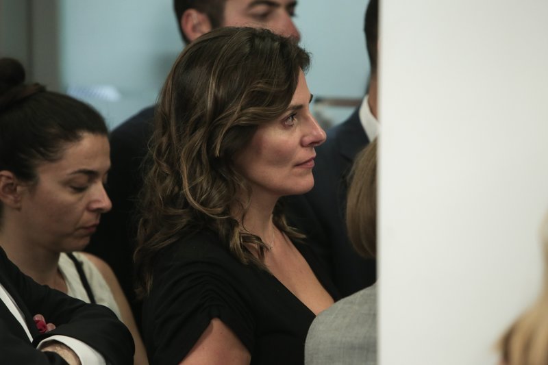 Η Μπέτυ Μπαζιάνα παρακολουθεί τις δηλώσεις του Αλέξη Τσίπρα
