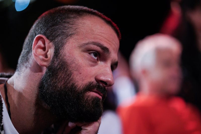 Σκυθρωπά πρόσωπα στον ΣΥΡΙΖΑ μετά την οδυνηρή ήττα