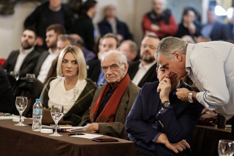 Αλέξης Τσίπρας και Πάνος Σκουρλέτης στη χθεσινή πρώτη μέρα της ΚΕ του ΣΥΡΙΖΑ Φωτογραφία: EUROKINISSI/ΓΙΩΡΓΟΣ ΚΟΝΤΑΡΙΝΗΣ