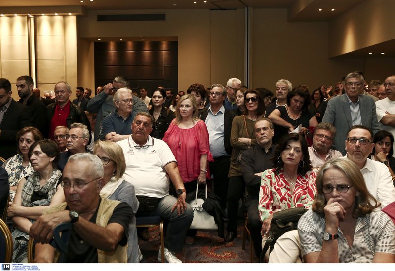 Τα μέλη της ΚΕ του ΣΥΡΙΖΑ -Αριστερά, πρώτο πλάνο ο Κώστας Ζουράρις 