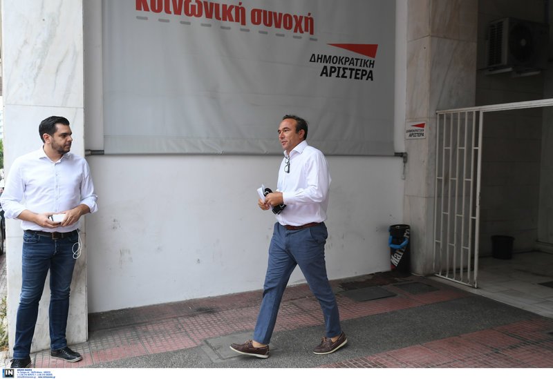 Ο Πέτρος Κόκκαλης αποχωρεί από τα γραφεία της ΔΗΜΑΡ