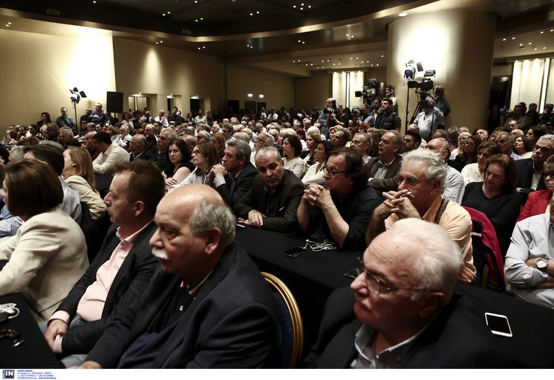 Σε πρώτο πλάνο Νίκος Βούτσης και Γιώργος Πάντζας σκυθρωποί 