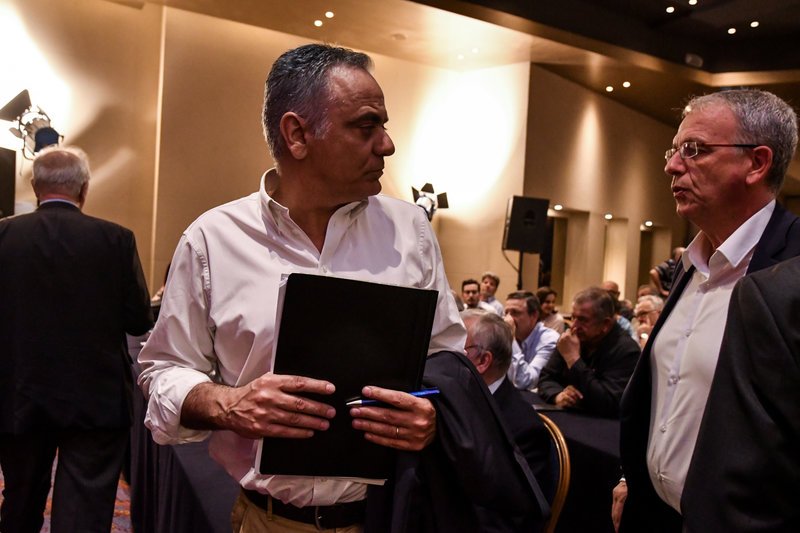 Ο Πάνος Σκουρλέτης δύσθυμος μιλά με τον Π. Ρήγα 