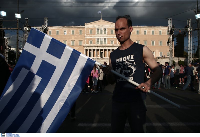 Οπαδός του ΣΥΡΙΖΑ με ελληνική σημαία 
