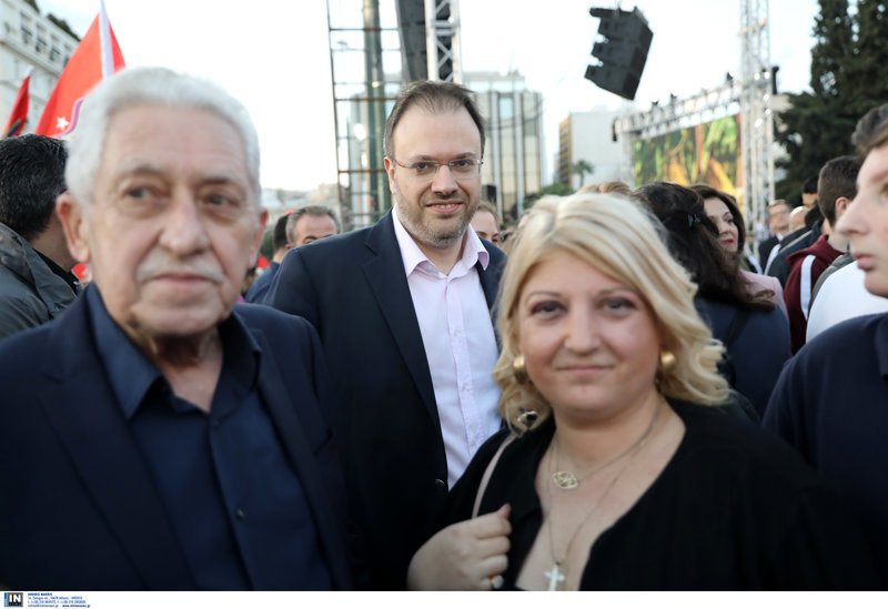 Ο υπ. Ναυτιλίας Φώτης Κουβέλης και πίσω του ο υπ. Τουρισμού Θ. Θεοχαρόπουλος στο Σύνταγμα 