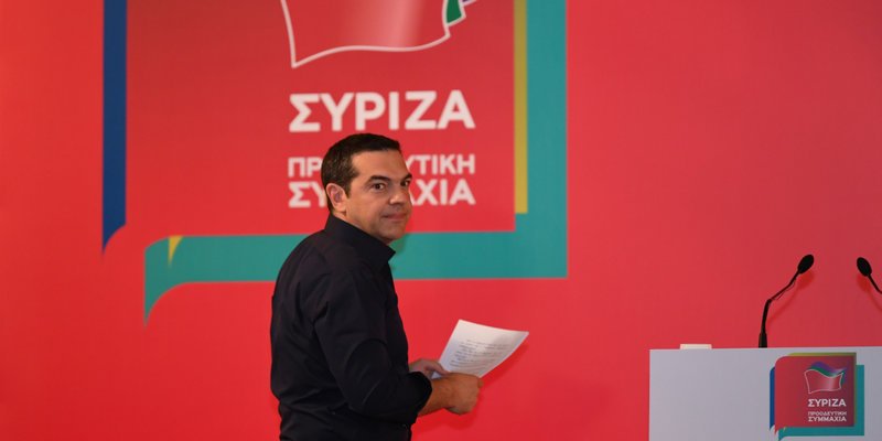 Ο Αλέξης Τσίπρας ανεβαίνει στο βήμα 