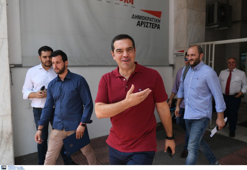 Ο Αλέξης Τσίπρας αποχωρεί από τα γραφεία της ΔΗΜΑΡ