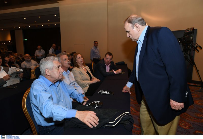 Ο Στέφανος Τζουμάκας, σκυθρωπός μιλά με τον Φώτη Κουβέλη -Φωτογραφία: Intimenews/ΒΑΡΑΚΛΑΣ ΜΙΧΑΛΗΣ