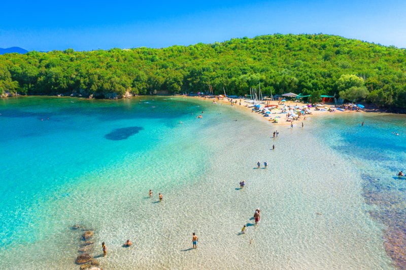 Κρυστάλλινα γαλαζοπράσινα νερά στα Σύβοτσ / Φωτογραφία: Shutterstock