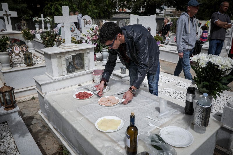 Πόντιοι στα Σούρμενα αναβιώνουν το ταφικό έθιμο