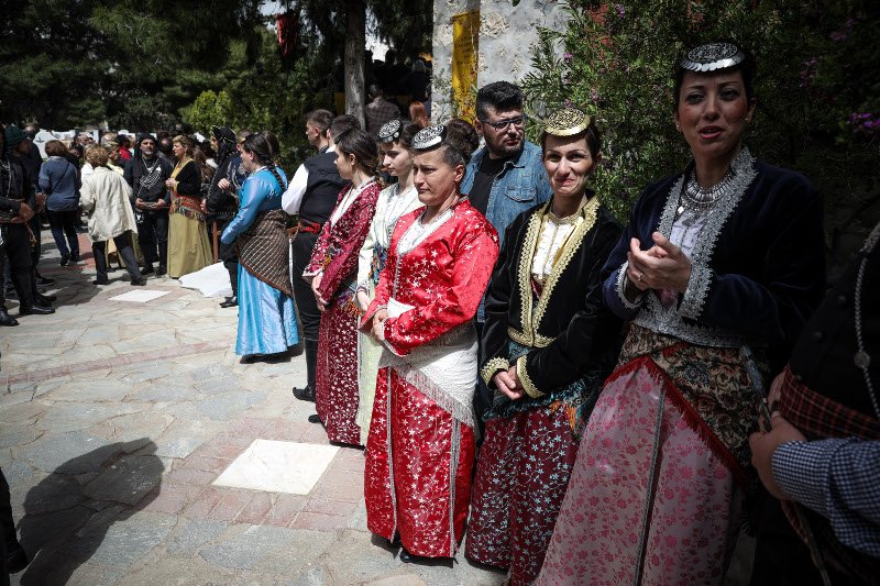 Το έθιμο των Ποντίων στα Σούρμενα