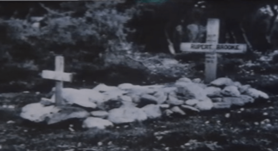 Ο πρώτος, πρόχειρος τάφος του Ρούπερτ Μπρουκ που πέθανε στη Σκύρο το 1915 / Φωτογραφία: YouTube