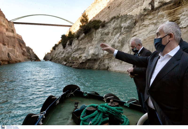 Ο Νίκος Ταγαράς κατά την αυτοψία στην Κόρινθο / Φωτογραφία: Intime News