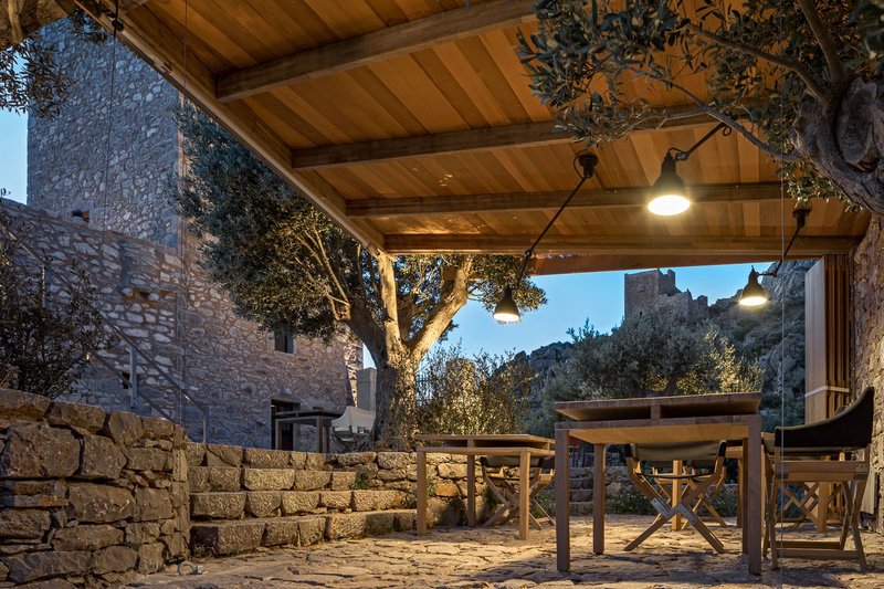 Ξύλινα τραπέζια και σε κήπο με ελιές