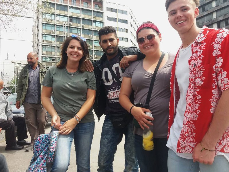 Ο διοικητής Ζαρκάουι στην Αθήνα, με -πιθανότατα- γνωστούς του. Ήρθε στην Ελλάδα το 2014 και έμεινε τρία χρόνια