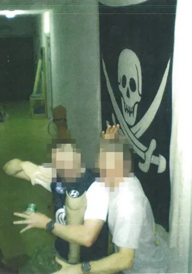 Αυστραλός στρατιώτης πίνει μπύρα από το προσθετικό πόδι νεκρού Ταλιμπάν