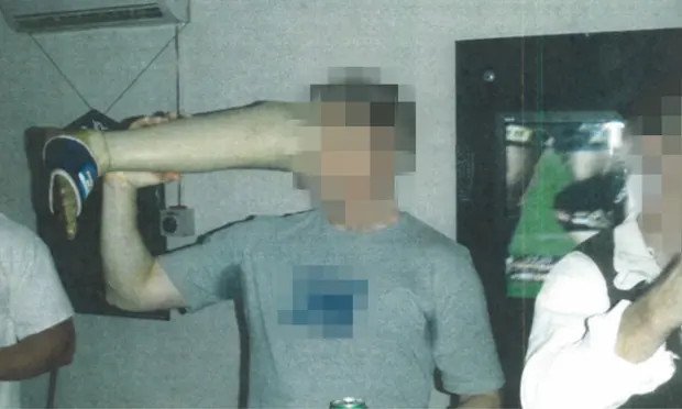 Αυστραλός στρατιώτης πίνει μπύρα από το προσθετικό πόδι νεκρού Ταλιμπάν