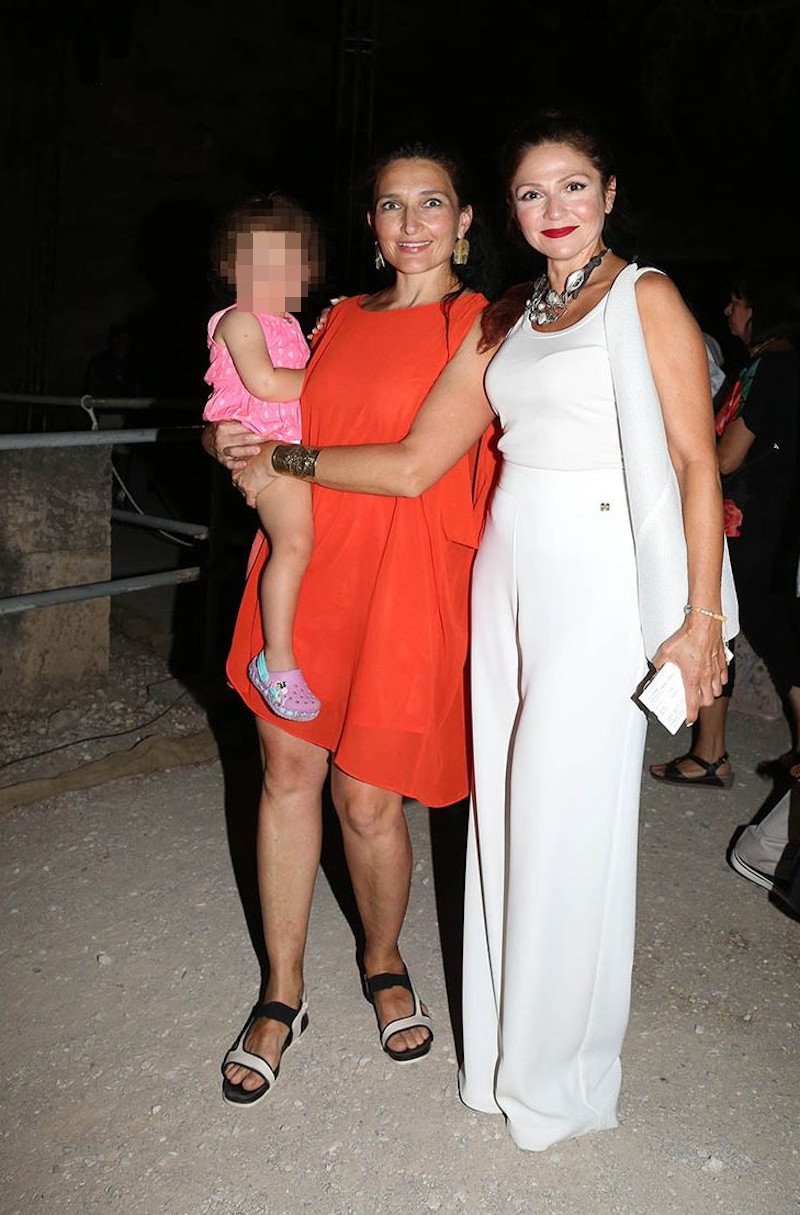 Η Ταμίλα Κουλίεβα με την αδελφή της