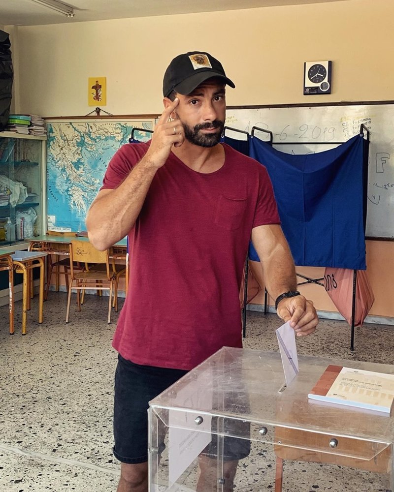 Ο Σάκης Τανιμανίδης ψηφίζει