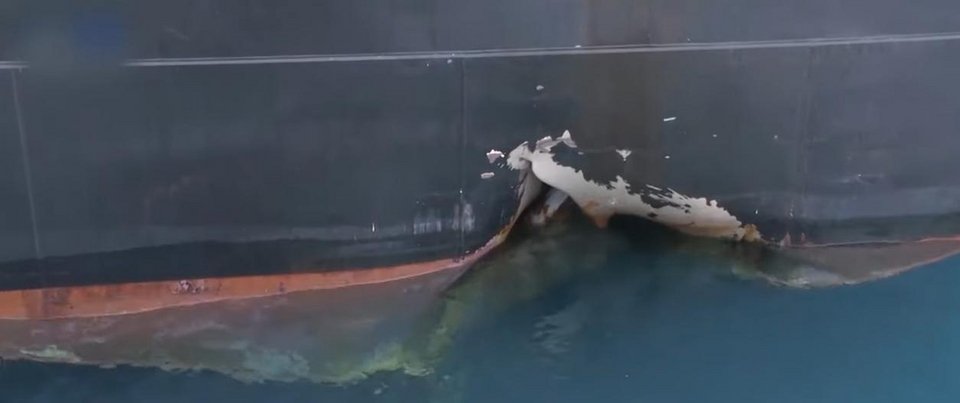 Τρύπα στο κύτος ενός από τα τάνκερ που φέρονται να αποτέλεσαν στόχο δολιοφθοράς.
