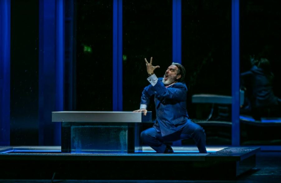 Ο εκπληκτικός, πλήρης υποκριτικά, ερμηνευτικά σωματικά Τάσης Χριστογιαννόπουλος ως Δον Τζοβάννι / Φωτογραφία Ανδρέας Σιμόπουλος