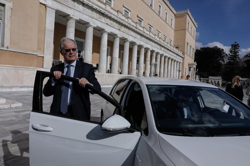 Ο πρόεδρος της Βουλής με το πρώτο ηλεκτροκίνητο αυτοκίνητο της Βουλής /Φωτογραφία: EUROKINISSI/ΓΙΩΡΓΟΣ ΚΟΝΤΑΡΙΝΗΣ