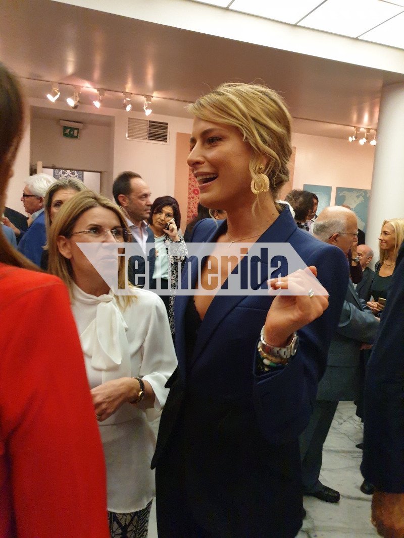 Τατιάνα Μπλάτνικ με μπλε κοστούμι στην έκθεση του συζύγου της Νικόλαου Γλίξμπουργκ