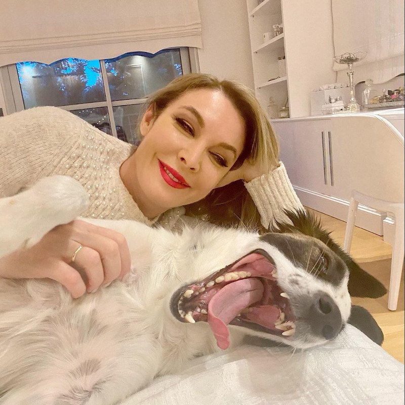 Ο Τόμμυ είναι ο άλλος τετράποδος φίλος της οικογένειας