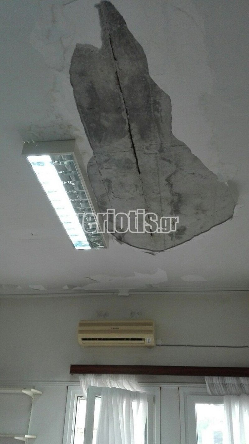 Ταβάνι με ρωγμές και σπασμένο
