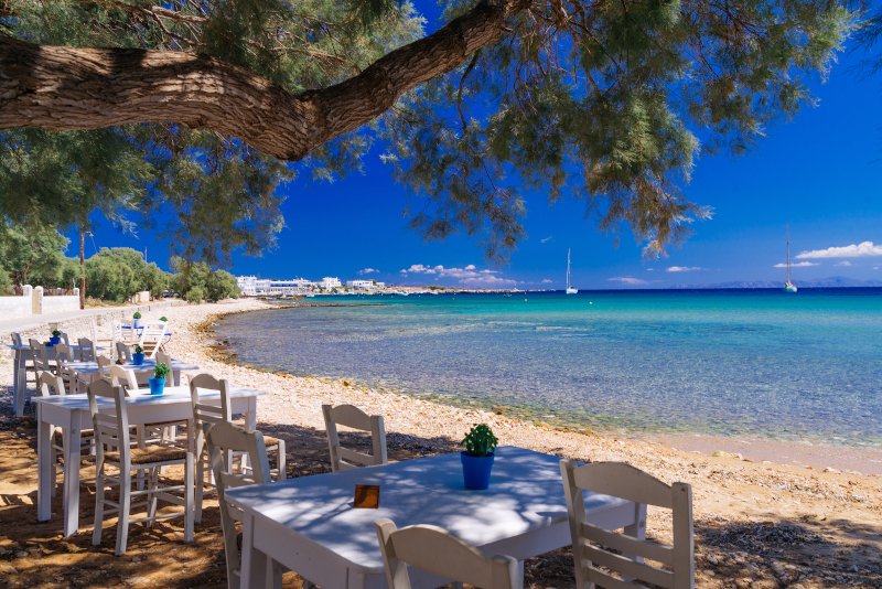 Ταβέρνα με τραπεζάκια δίπλα στην θάλασσα στην Ελλάδα