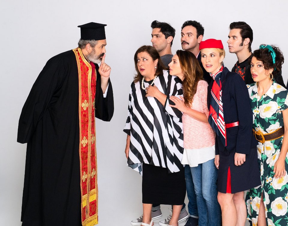Ταξιάρχης Χάνος και Ελισάβετ Κωνσταντινίδου με το υπόλοιπο καστ της σειράς «Κρατάς Μυστικό;»