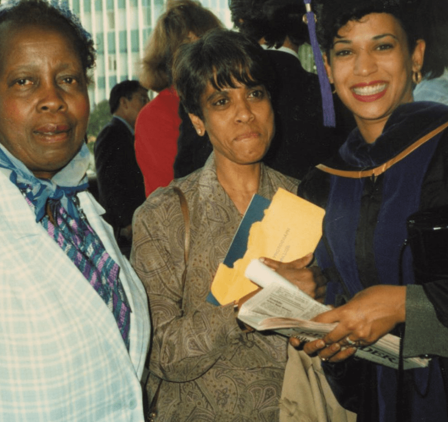 Στην ορκωμοσία της με την μητέρα της και την δασκάλα της από το Δημοτικό, την κυρία Γουίλσον / Ιnstagram