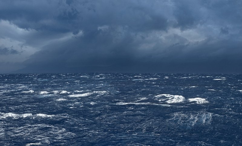 Φωτογραφία του Γιώργη Γερόλυμπου από την ενότητα με τις τρικυμιώδεις θάλασσες