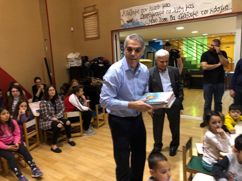 Ο Χρήστος Τεντόμας μοίρασε παραμύθια στα παιδιά της Κιβωτού