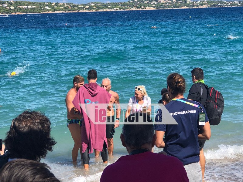 Η στιγμή που τερματίζει στο αγώνισμα της κολύμβησης στο Spetses mini Marathon 2019 ο 81χρονος Νίκος Θωμάς