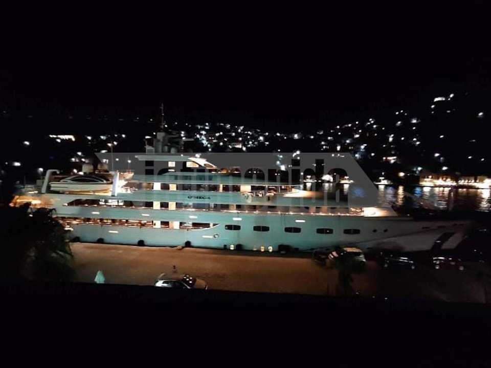 Η εντυπωσιακή θαλαμηγός με την οποία κατέφθασε στη Σύμη ο Αντώνης Ρέμος