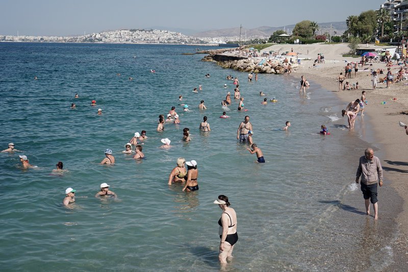 Κόσμος στη θάλασσα
